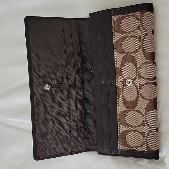 NEW Coach ladies wallet with snap clasp, zipper pocket, many card holder slots. - Picture 3 of 4